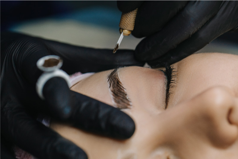 Esecuzione della tecnica manuale microblading